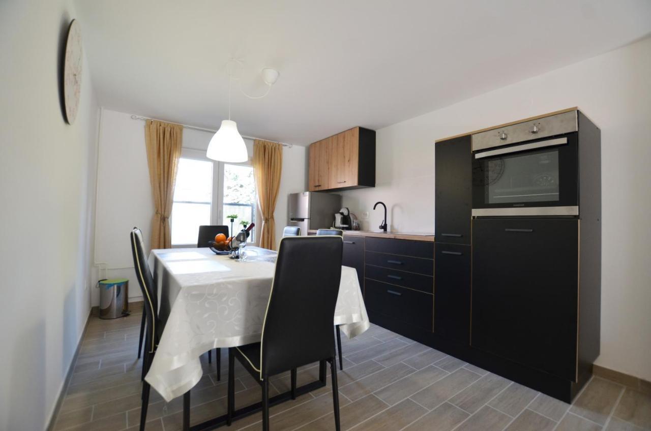 Katy Apartment Ровинь Экстерьер фото