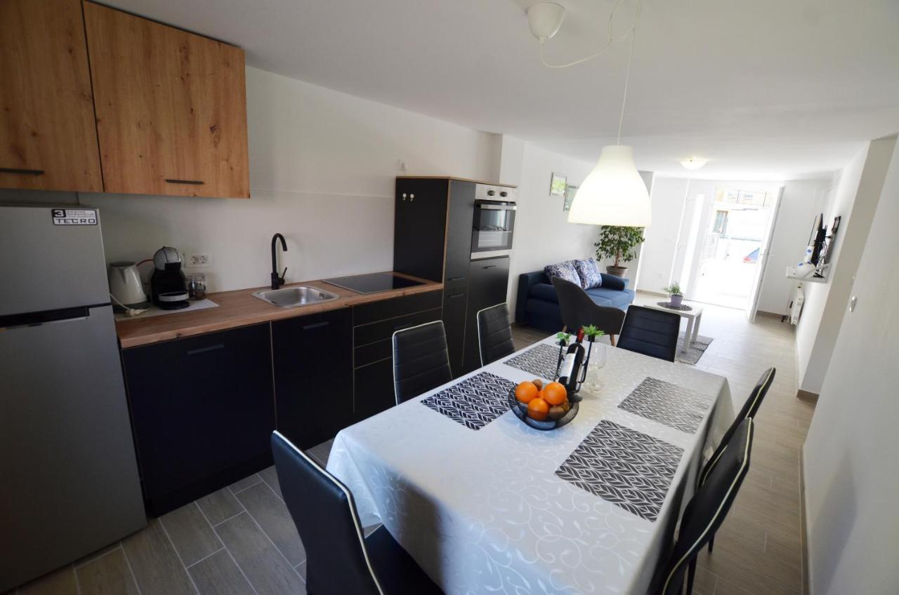 Katy Apartment Ровинь Экстерьер фото